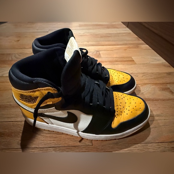 Nike Men's Black and Gold Sneakers - Picture 2 of 5